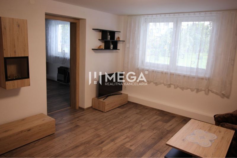 Wohnzimmer in einem Einfamilienhaus mit Holzboden und Möbeln.