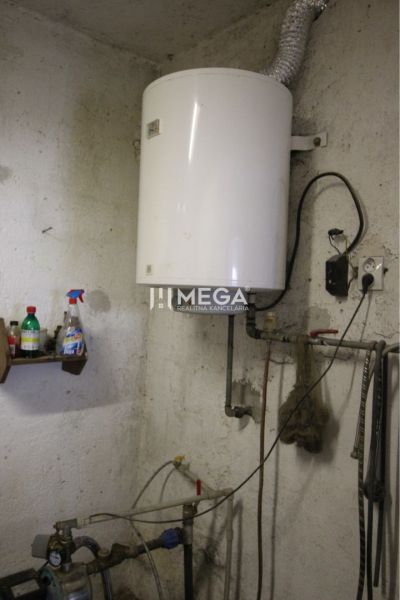 Ein Boiler im Technikraum eines Einfamilienhauses mit Wandbehältern.