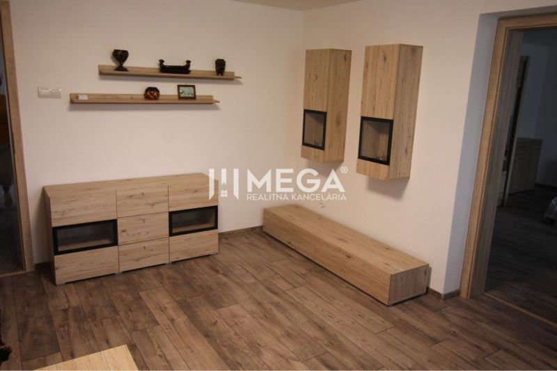 Innenraum eines Einfamilienhauses mit Möbeln in Holzdekor und Boden mit Holzdekor.
