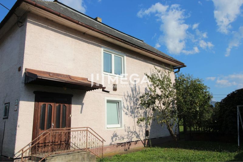 Ein Einfamilienhaus in der Staničná-Straße in Belá nad Cirochou mit einer einfachen Fassade und einem Garten.