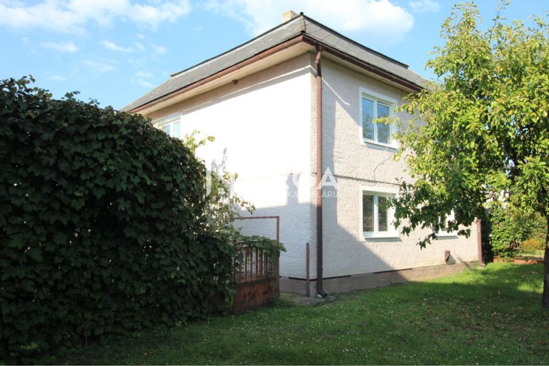 Ein Einfamilienhaus in der Staničná-Straße in Belá nad Cirochou mit einem gepflegten Garten und Bäumen.