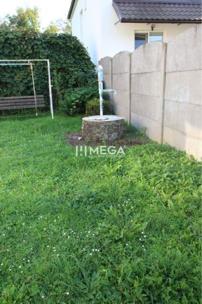 Garten mit Rasen und Brunnen bei einem Einfamilienhaus in der Staničná-Straße in Belá nad Cirochou.