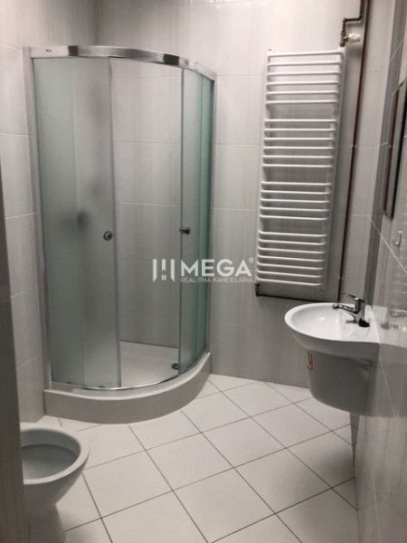 Badezimmer mit verglaster Duschkabine und Waschbecken im Gebäude auf der SNP in Snina.