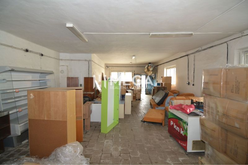 Einzelhandelsfläche mit Regalen, Boxen und Ausstattung, Boden mit Holzdekor.