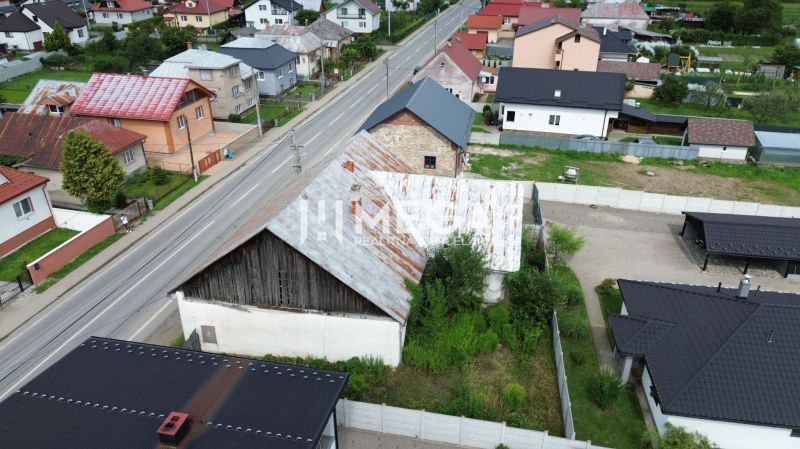 Friedensstraße in Stakčín mit Geschäftsräumen und umliegenden Häusern.