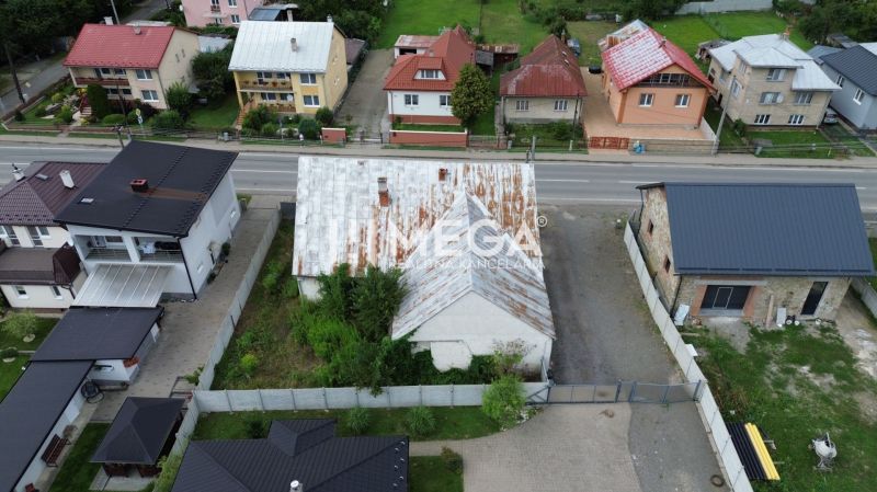 Ein Blick auf die Gebäude in der Mieru-Straße in Stakčín, umgeben von Grünflächen, geeignet für Geschäftsräume.