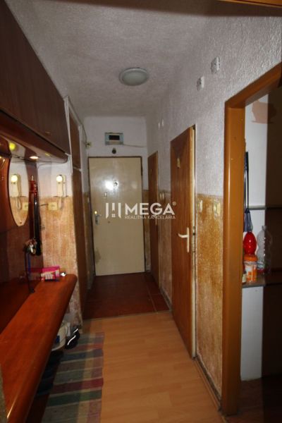 Eingangsflur mit Möbeln und Bodenbelag in Holzoptik in einer 3-Zimmer-Wohnung.