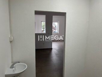 Innenraum von Geschäftsräumen mit Waschbecken und Türen, Boden mit Holzdekor.