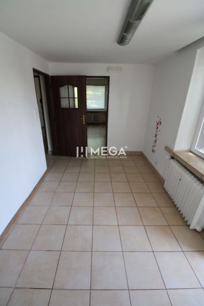 Innenraum einer 3-Zimmer-Wohnung mit Fliesen und Holztüren, erhellt durch Tageslicht.