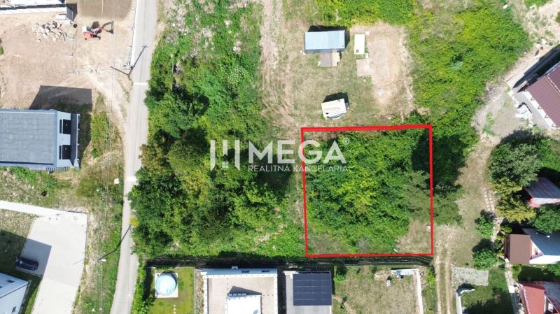 Grundstücke zum Wohnen in Klokočov, in der Klokočov-Straße, mit dichter Vegetation und umliegenden Gebäuden.