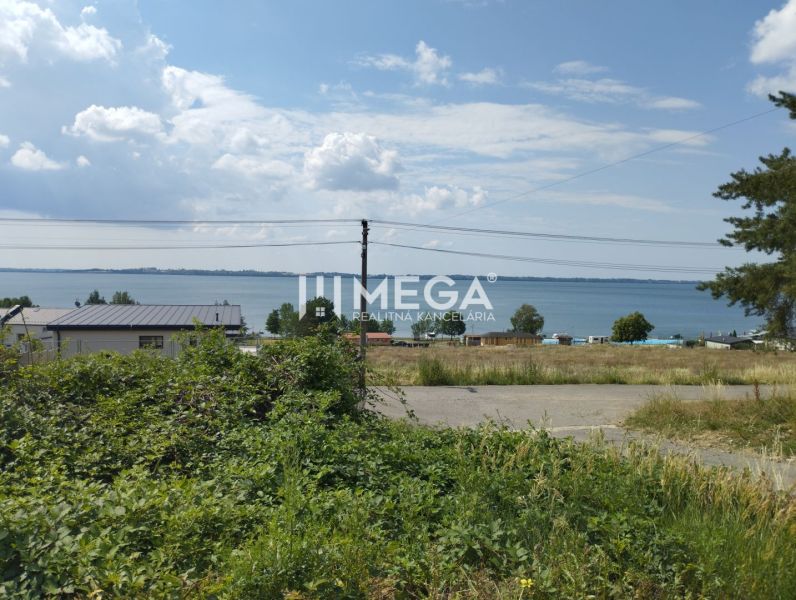 Grundstücke für Wohnbebauung in Klokočov mit Blick auf den See, in der Straße Klokočov.
