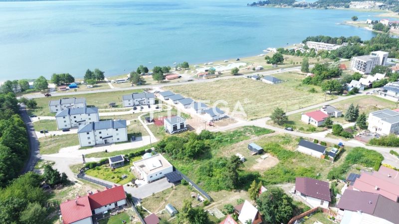 Luftaufnahme von Grundstücken - Wohnen in Klokočov mit Blick auf den See.