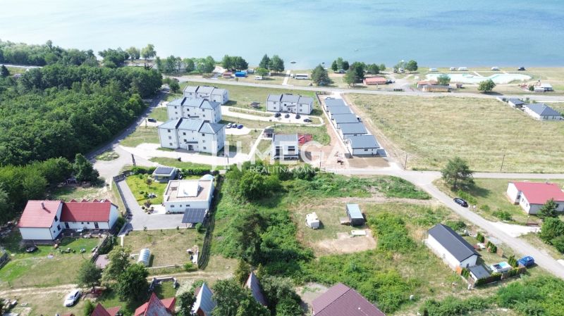 Luftaufnahme von Grundstücken - Wohnen in Klokočov in der Nähe von Wasser und Wäldern.