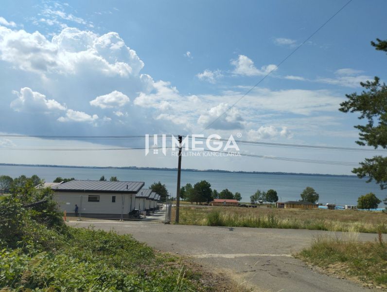 Blick auf den See in Klokočov von den Baugrundstücken in der Straße Klokočov.