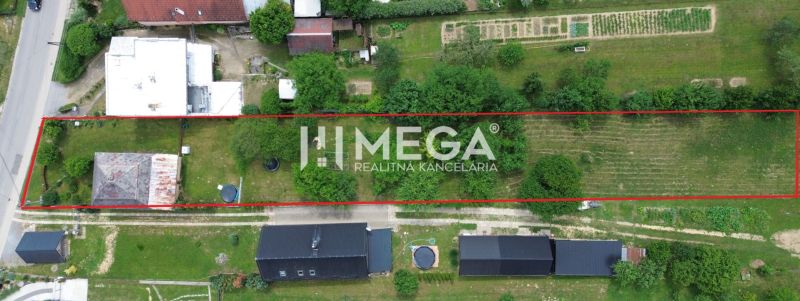 Ein Einfamilienhaus in der Jesenského-Straße in Snina mit einem weitläufigen Garten und viel Grün.