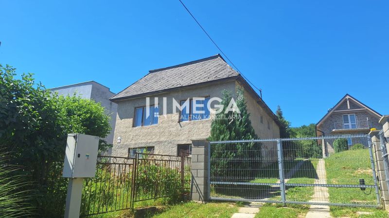 Ein Einfamilienhaus in der Jesenského-Straße in Snina, mit Garten und Umzäunung.