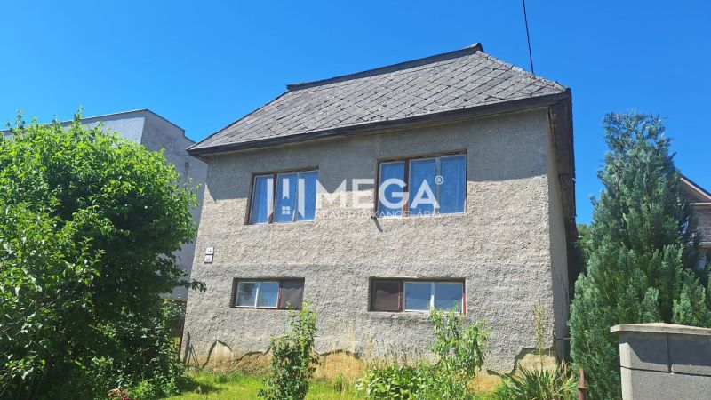 Ein Einfamilienhaus in der Jesenského-Straße in Snina, umgeben von Grün und Bäumen.