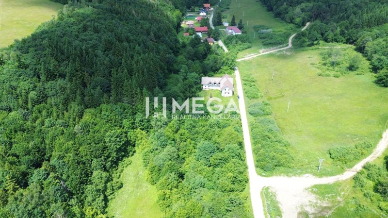 Luftaufnahme von Grundstücken - Wohnen umgeben von Grün in Medzilaborce in der Danova-Straße.