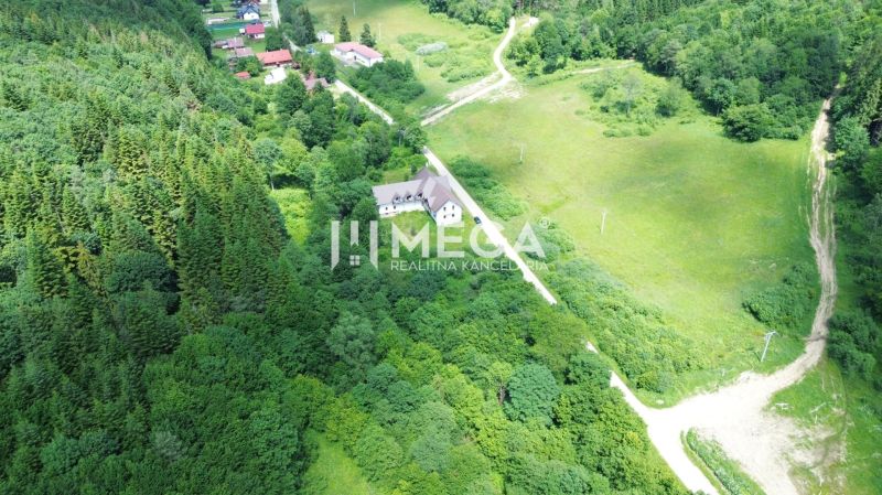 Luftaufnahme von grünen Grundstücken - Wohnen in Medzilaborce in Danova.
