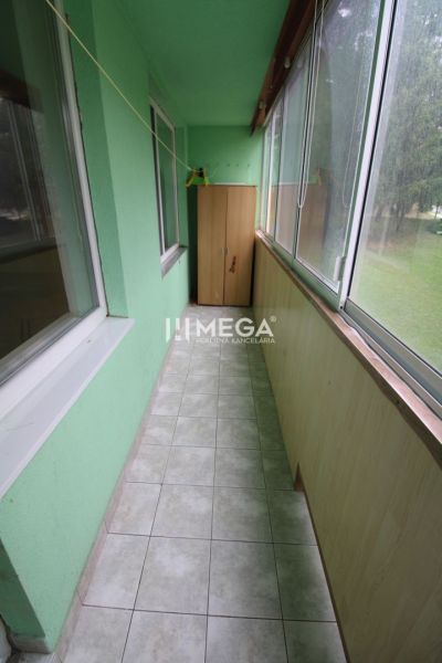 Veranda mit Verglasung, Fliesenboden und Einbauschrank in einer 3-Zimmer-Wohnung.