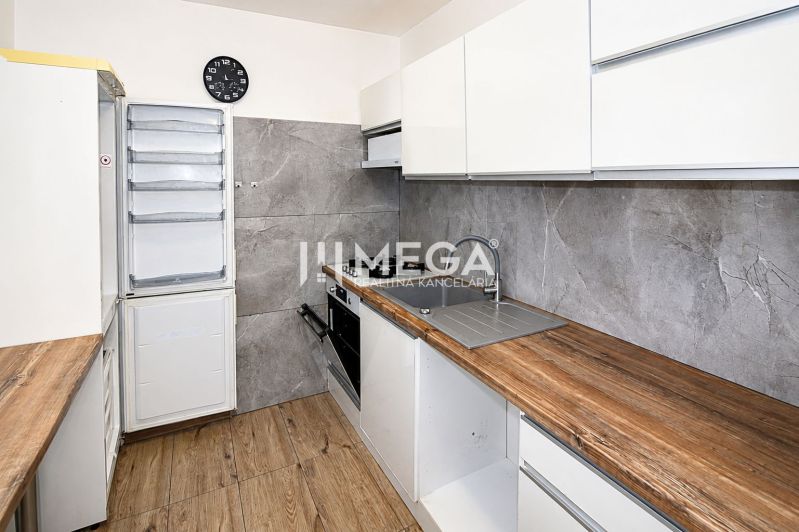 Küche in einer 3-Zimmer-Wohnung mit Holzboden und modernen Geräten.