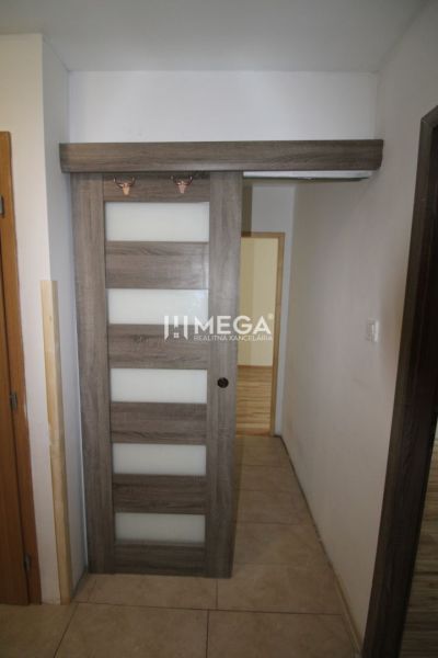 Schiebetüren in einer 3-Zimmer-Wohnung mit Holzboden und Fliesen.