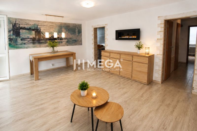 Stilvolles Wohnzimmer in einer 3-Zimmer-Wohnung mit Holzboden.