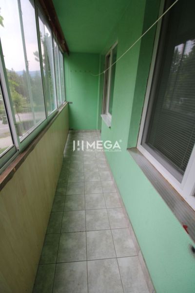 Der Balkon einer 3-Zimmer-Wohnung in der Študentská-Straße in Snina mit grünen Wänden und Fliesen.