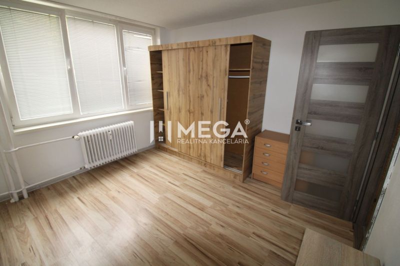 Innenraum einer 3-Zimmer-Wohnung mit Holzelementen und einem großen Schrank.