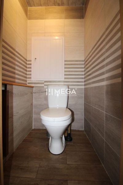 Badezimmer in einer 3-Zimmer-Wohnung mit Fliesen und einem Boden in Holzoptik.