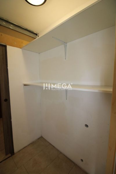 Stauraum mit Regalen in einer 3-Zimmer-Wohnung, weiße Wände und heller Boden.