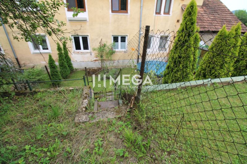 Hof mit Pflanzen bei einer 5-Zimmer-Wohnung oder größer in der Gagarinova-Straße in Snina.