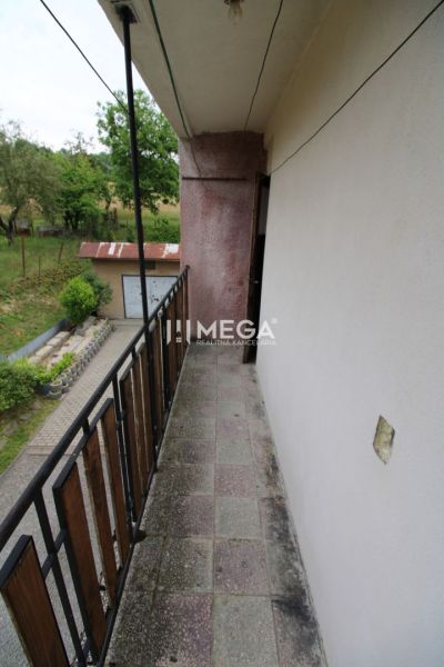 Ein Balkon mit Blick auf den Garten in einer Wohnung mit 5 oder mehr Zimmern in der Gagarinova-Straße in Snina.