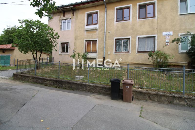 Eine ältere 5-Zimmer-Wohnung oder mehr in der Gagarinova-Straße in Snina mit einem kleinen Vorgarten.