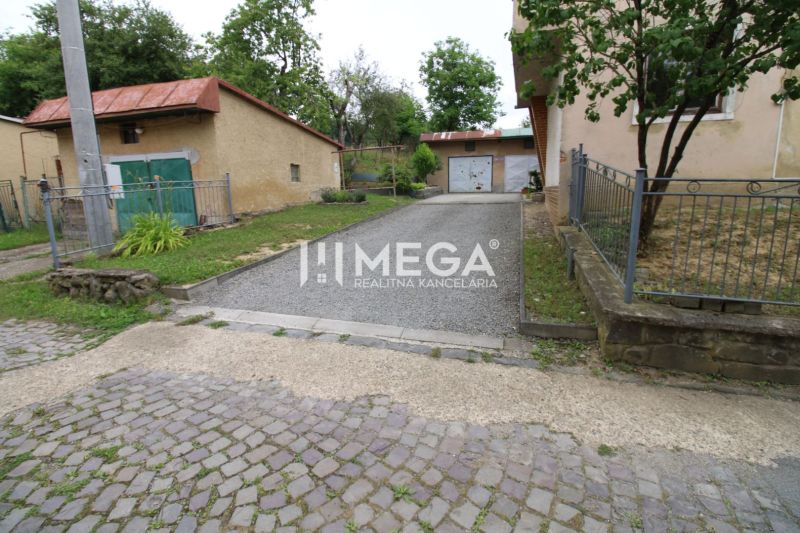 Exterieur einer 5-Zimmer-Wohnung oder größer in der Gagarinova-Straße in Snina, mit Garage und Zufahrtsstraße.