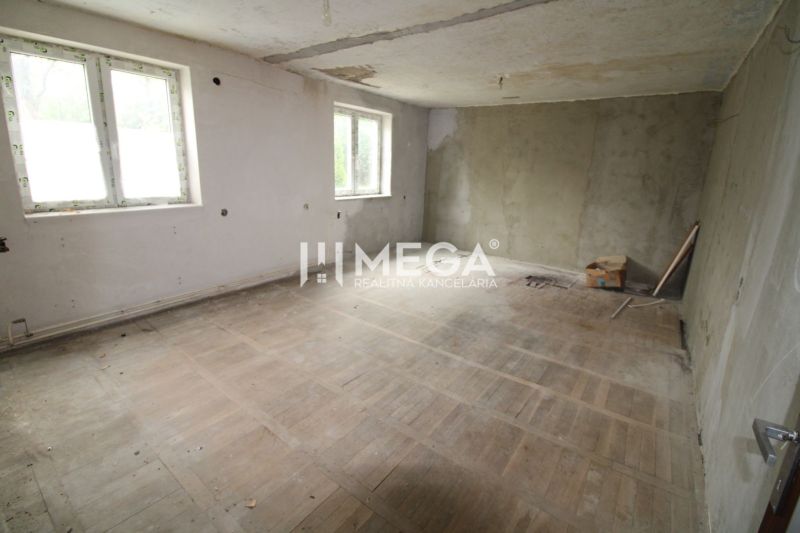 Wohnung mit 5 oder mehr Zimmern mit Holzboden und rohen Wänden.