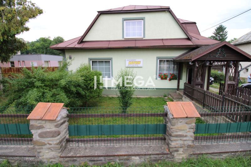 Ein Einfamilienhaus in Ulič, Adresse Ulič 131, mit einem Vorgarten und einem Holztor.