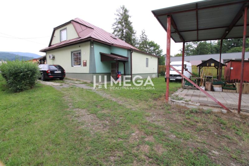 Einfamilienhaus in der Straße Ulič 131, mit Garten, Auto und Unterstand.