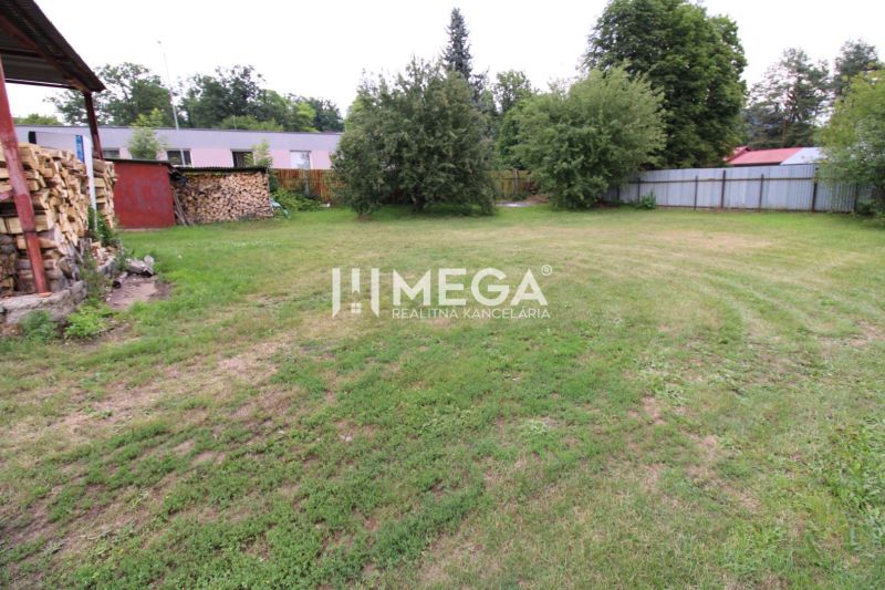 Garten bei einem Einfamilienhaus in Ulič auf Ulič 131 mit einem Holzunterstand und Bäumen.