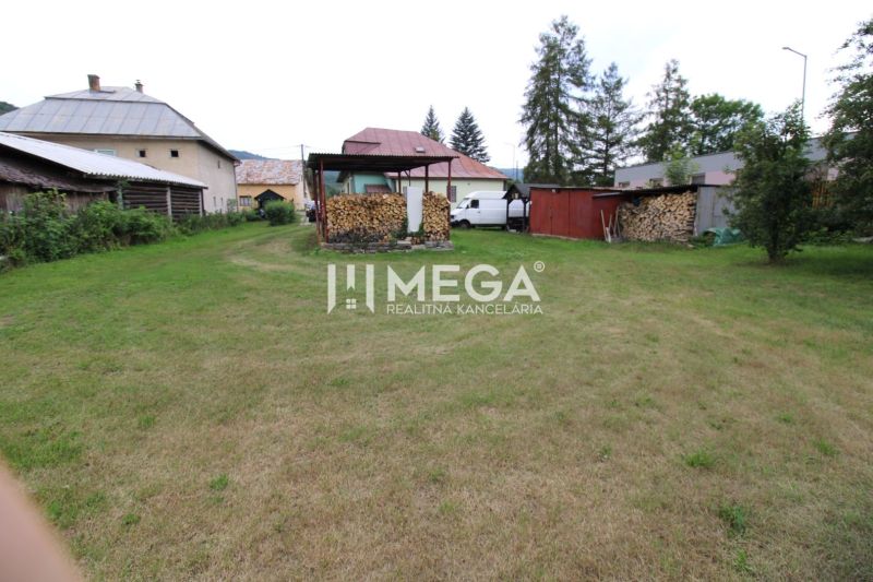 Garten beim Einfamilienhaus in Ulič, Ulič 131 mit Rasenfläche und Holz.