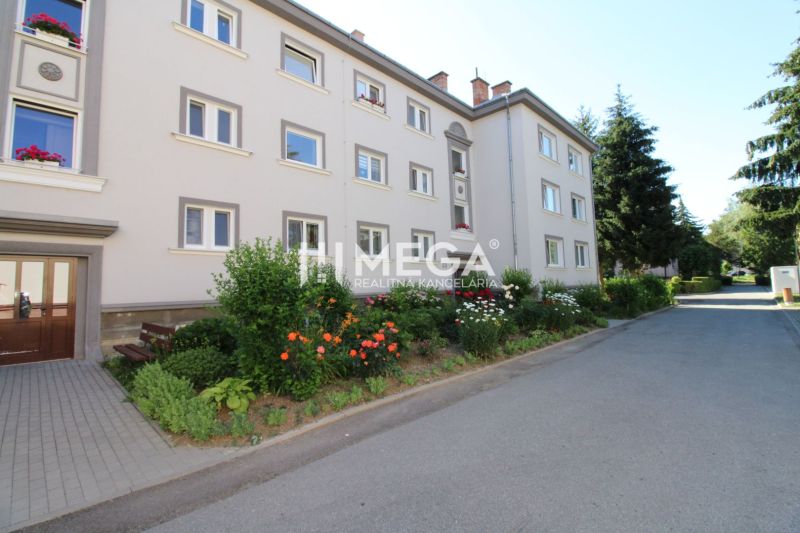 Das Wohnhaus in der Nemocničná-Straße, Humenné, umgeben von einem Blumengarten, bietet eine 2-Zimmer-Wohnung an.