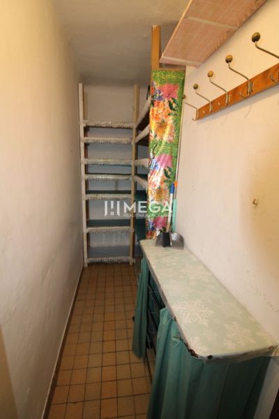 Stauraum in einer 2-Zimmer-Wohnung mit Schränken und Garderobenwand.