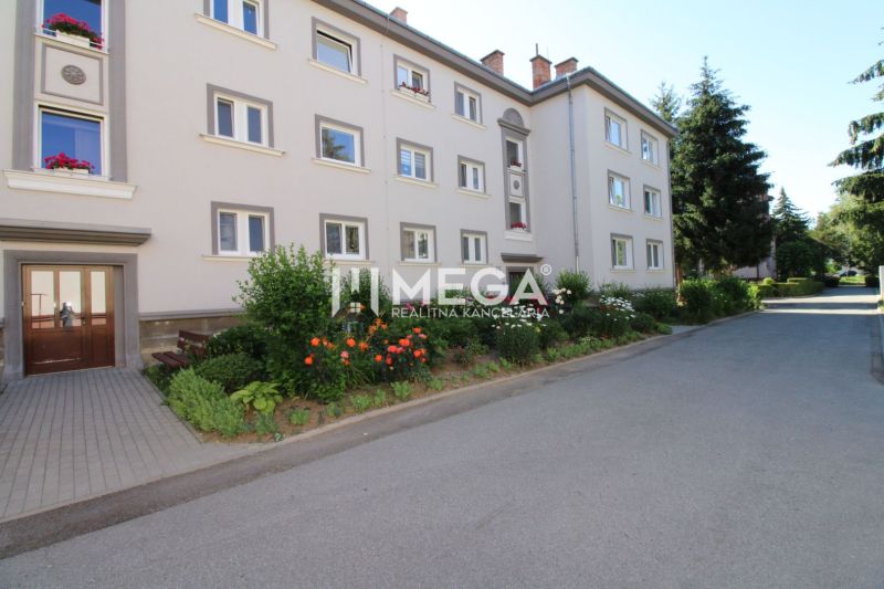 Wohnungseinheit in der Nemocničná-Straße in Humenné mit angepasster Umgebung und Grünflächen.