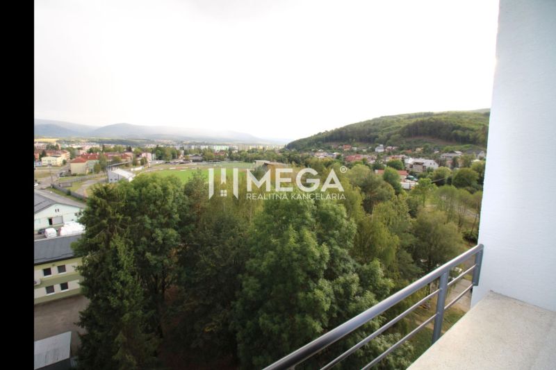 Blick vom Balkon auf den Sportplatz mit bewaldeter Umgebung in Snina in der Palárikova-Straße.