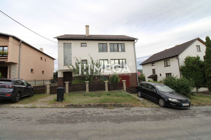 Ein Einfamilienhaus in Snina in der Straße Snina mit Garten und Parkmöglichkeiten vor dem Haus.