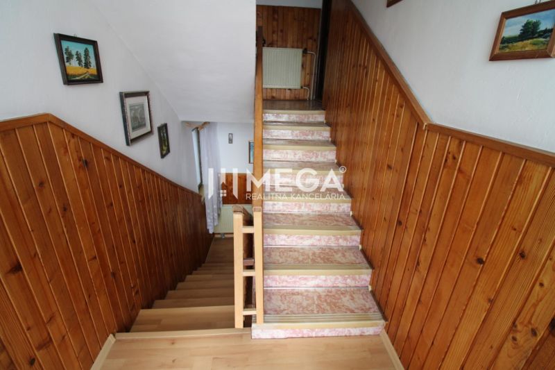 Treppe in einem Einfamilienhaus mit Holzverkleidung, Boden mit Holzdekor, Dekorationen an den Wänden.