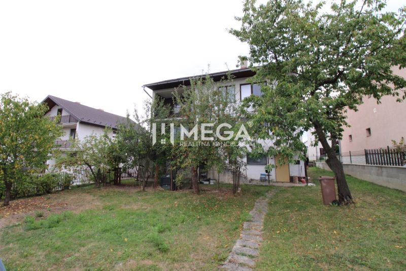 Einfamilienhaus in Snina in der Straße Snina mit großem Garten und Obstbäumen.