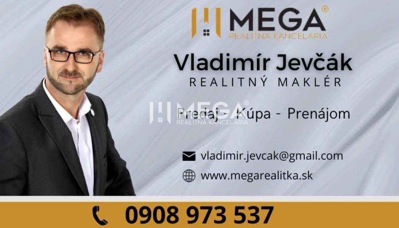 Visitenkarte mit Kontakt zum Immobilienmakler und dem Logo von Mega Immobilienagentur.