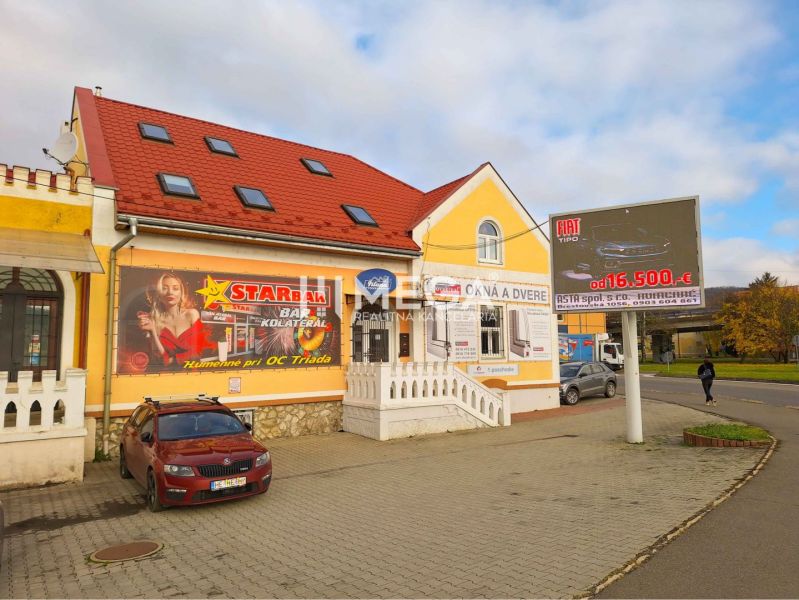 Gebäude mit Werbungen in der Staničná-Straße in Humenné, neben den Büros.