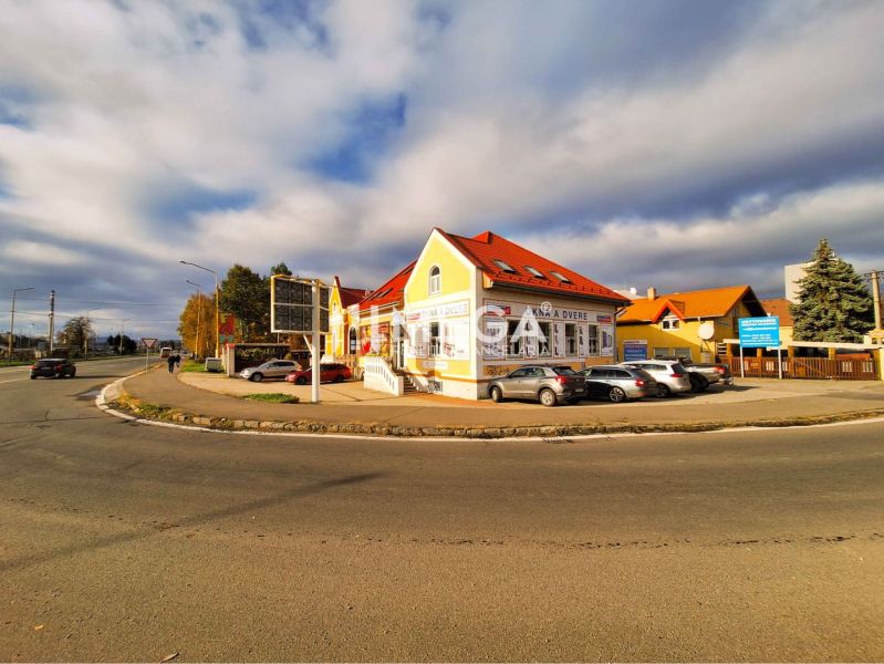 Das Gebäude in der Staničná-Straße in Humenné dient als Bürogebäude, mit einem Parkplatz vor dem Gebäude.